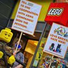 Frá mótmælum fyrir utan Lego-verslun í Hamborg síðasta mánudag.