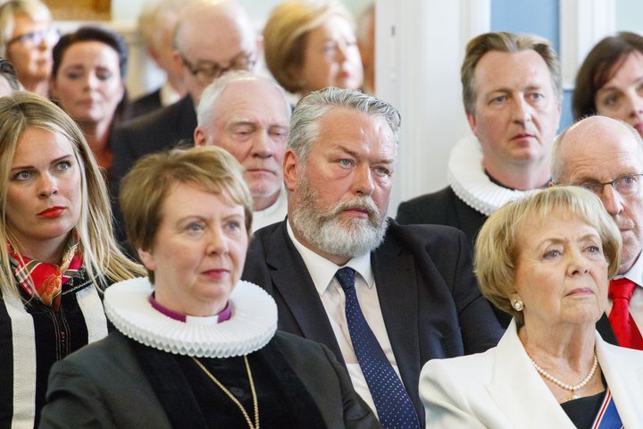 Þorsteinn Sæmundsson sést hér á milli Agnesar Sigurðardóttur biskups og Vigdísar Finnbogadóttur, fyrrverandi forseta Íslands.