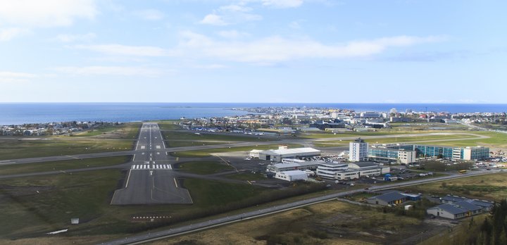 Nú eru aðeins tvær flugbrautir opnar á Reykjavíkurflugvelli.