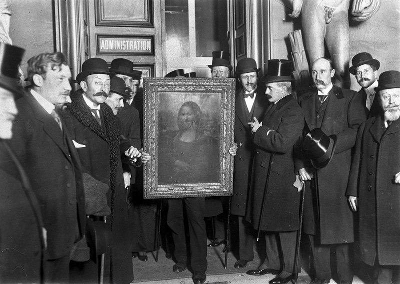 Móna Lísa snýr aftur heim í Louvre safnið í janúar árið 1914.