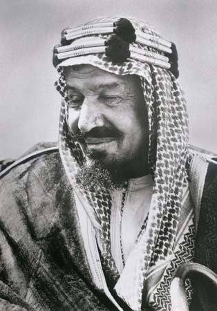 Ibn Saud er faðir nútímaríkis Sádi Arabíu. Hann fór með lítinn hóp manna til Ríad árið 1902 og festi völd ættarinnar varanlega í sessi.