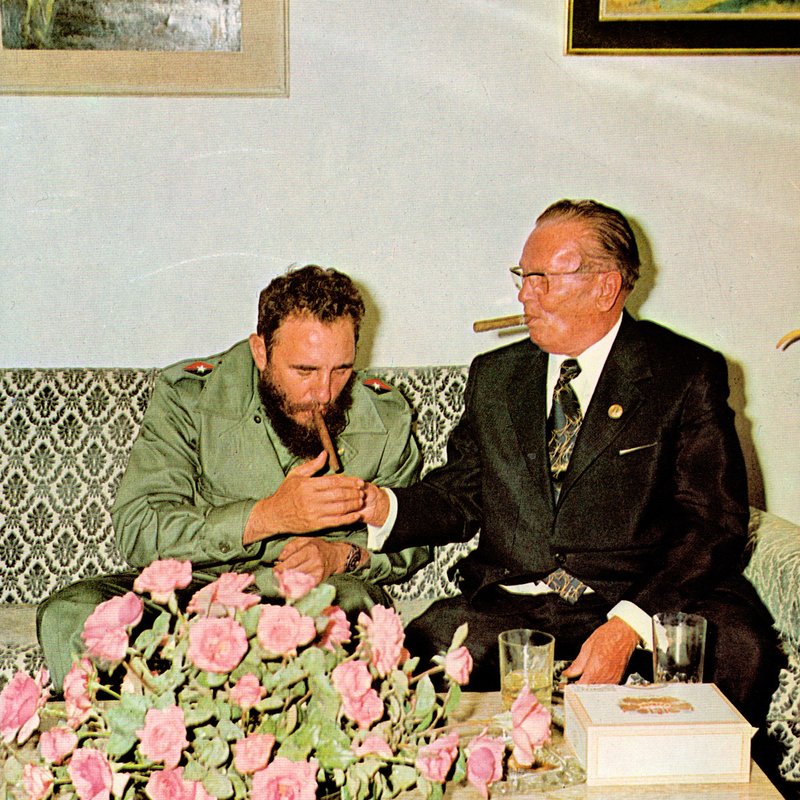 Tító og Fidel Castro kveikja sér í vindli.