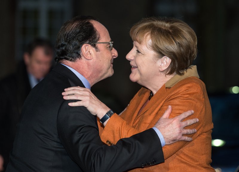 Francois Hollande frakklandsforseti og Angela Merkel, kanslari Þýskalands, faðmast iðulega þegar þau hittast. (Mynd: EPA)