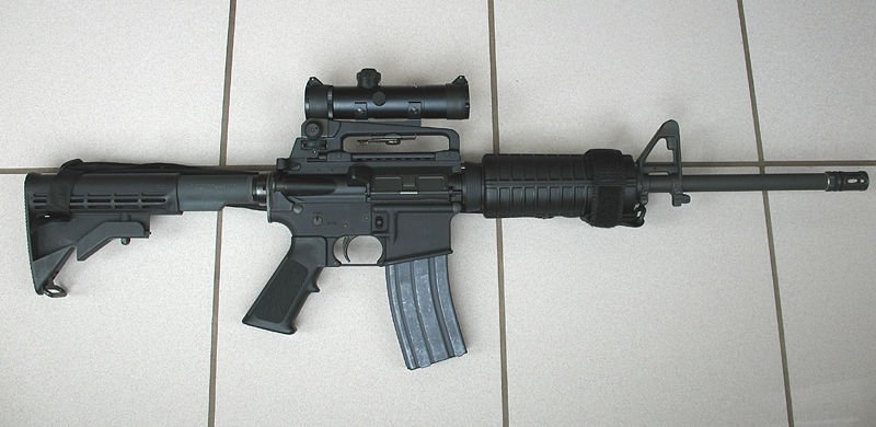 AR 15 árásarriffill, sem Omar Mateen keypti viku áður en hann framdi skotárásina á Pulse skemmtistaðinn í Orlando. Mynd: EPA.