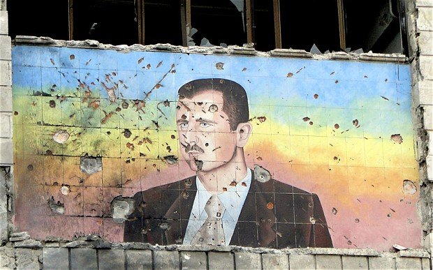 Mynd af Bashar Al Assad, forseti Sýrlands, á vegg í hinu stríðshrjáða Sýrlandi.