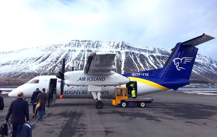 Flugfélag Íslands hefur haft tvær minni gerðir Bombardier-véla í áætlunarflugi enda henta stóru vélarnar þrjár ekki til lendingar á Ísafirði, í Nuuk eða í Ilulissat. Hér má sjá Bombardier Dash 8-Q200.