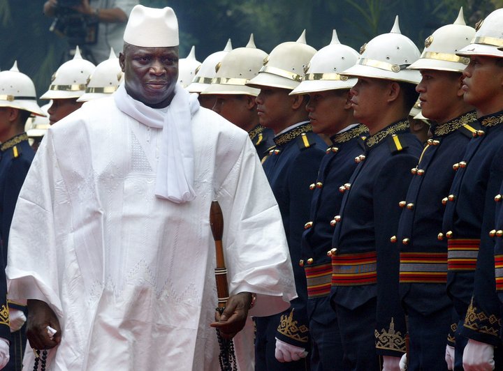 Yahya Jammeh í opinberri heimsókn á Filippseyjum. Jammeh yfirgaf Gambíu í nótt en óvíst er hvert hann hélt í útlegð sína. Tveggja áratuga harðstjórn hans er því lokið.