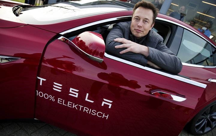 Elon Musk um borð í Tesla-bíl