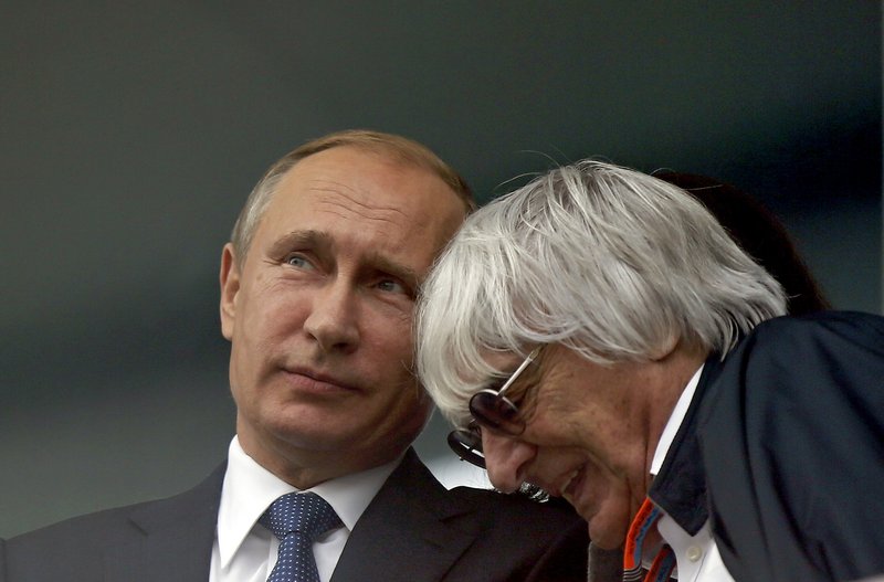 Bernie Ecclestone og Vladimír Pútín á góðri stund á meðan rússneski kappaksturinn fer fram í Sochi við Svartahaf.