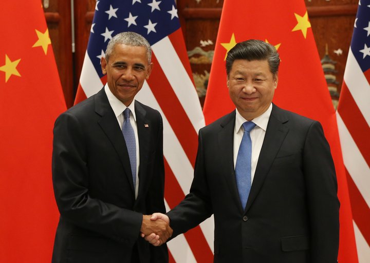 Barack Obama og Xi Jinping stilla sér upp fyrir ljósmyndara við komu Obama til Hangzhou í Kína. Um helgina fór þar fram leiðtogafundur 20 stærstu iðnríkja heims.