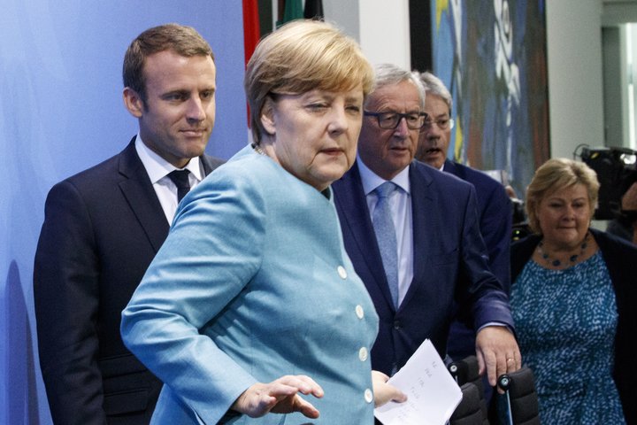 Emmanuel Macron, Angela Merkel og Jean-Claude Juncker, framkvæmdastjóri Evrópusambandsins.