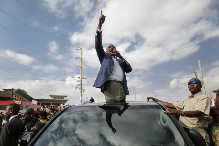 Uhuru Kenyatta, sitjandi forseti, hefur hafið kosningabaráttu sína að nýju.