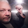 Julian Assange situr í bresku fangelsi.