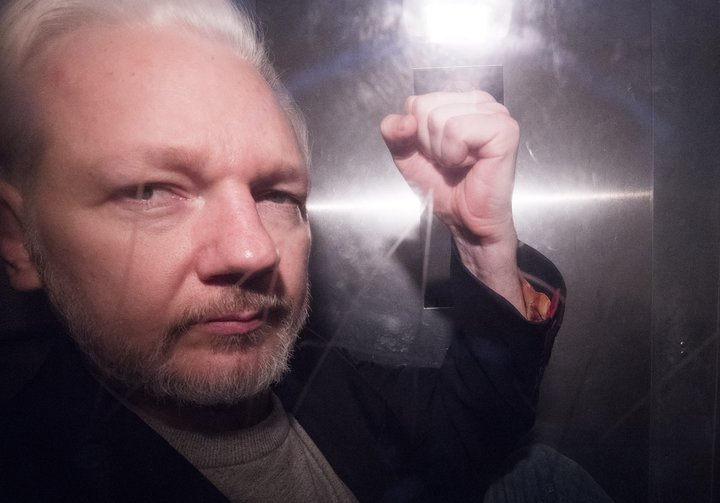 Julian Assange situr í bresku fangelsi.