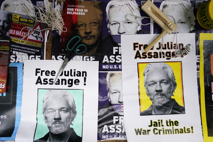 Julian Assange verður ekki sleppt úr fangelsi gegn tryggingu, á meðan að áfrýjun Bandaríkjanna verður tekin fyrir.