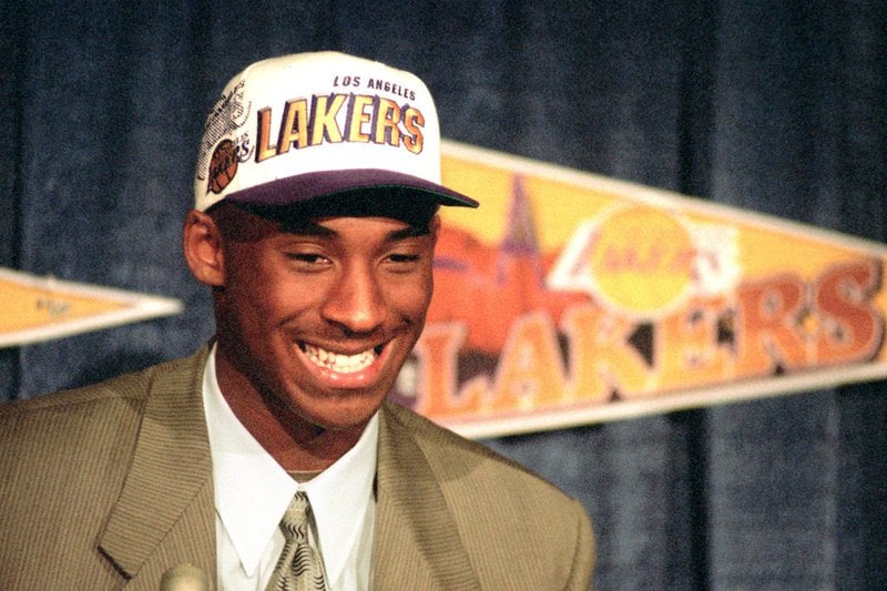 Brosandi út að eyrum, eftir að hafa verið kynntur sem nýjasti leikmaður LA Lakers, árið 1996.