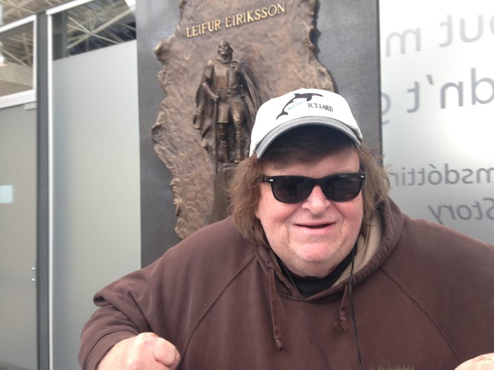 Michael Moore fyrir utan Keflavíkurflugvöll þegar hann yfirgaf landið í maí 2015.
