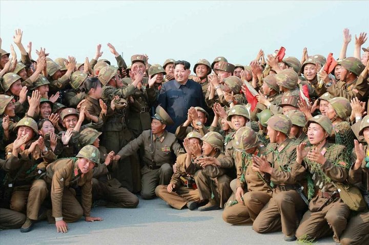 Kim Jong-un í hópi hermanna.