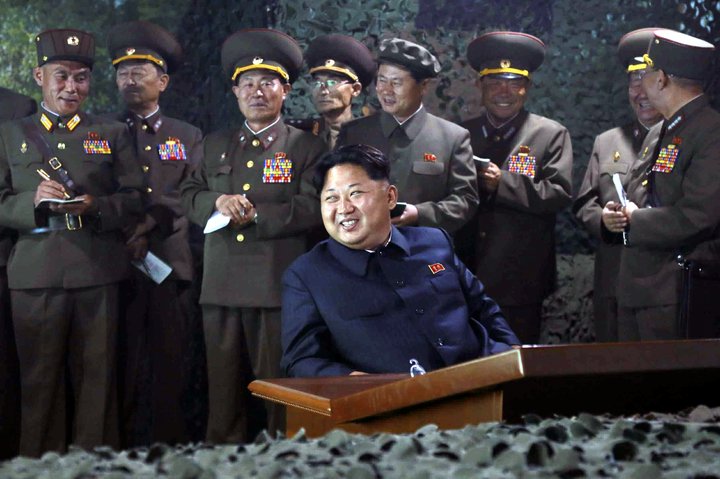 Kim Jong-un, leiðtogi Norður-Kóreu, ásamt herforingjum.
