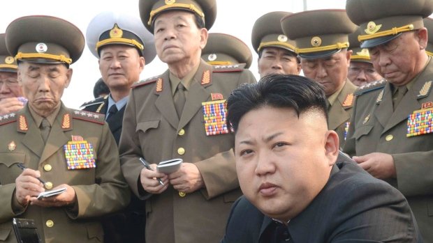 Kim Jong-un ásamt herforingjum.