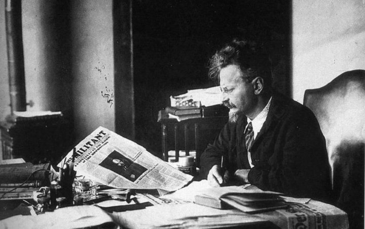 Trotský var einn af forvígismönnum kommúnista sem tóku völdin í Rússlandi árið 1917. Hann var kominn af bændum af gyðingaættum í Úkraínu.