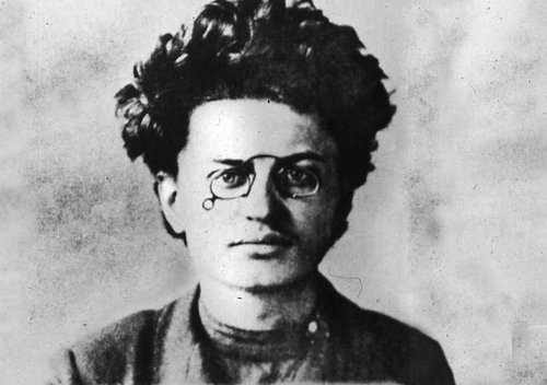 Hann hneigðist ungur til sósíalisma og komst í kast við lögin. Árið 1902 flúði hann land og tók upp nafnið Leon Trotský.