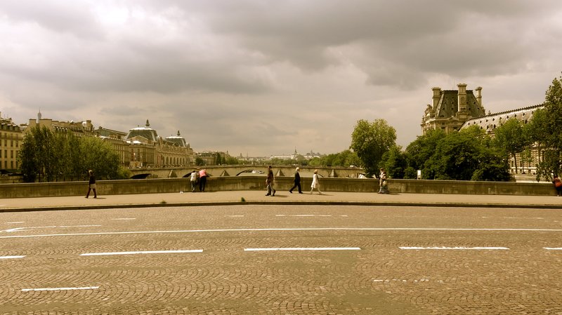 Af Pont du Carrousel yfir Signu í París, Louvre á hægri hönd. Mynd: Bjarni Bragi Kjartansson