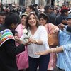 Dina Boluarte, forseti Perú, heilsar fólki á götum Lima.