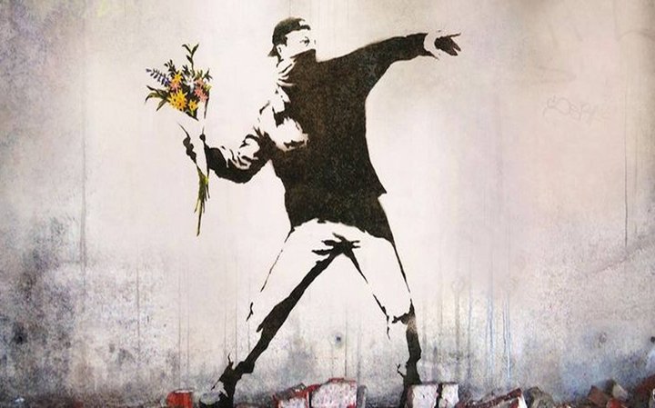 Þetta er án efa ein þekktasta mynd Banksy. Mótmælandinn kastar blómvendi í valdið.