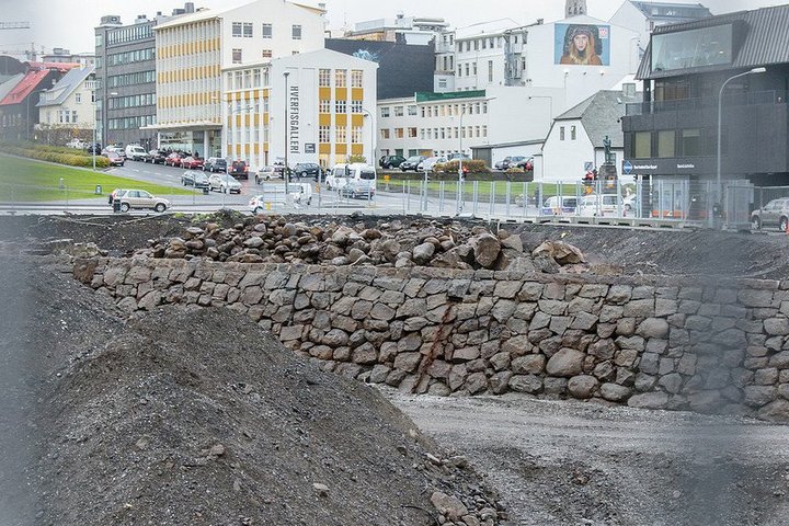 Hafnargarðurinn, sem þurfti að taka upp stein fyrir stein og verður svo settur aftur á sinn stað. 
