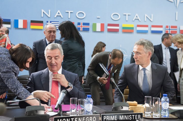  Milo Dukanovic, forsætisráðherra Svartfjallalands, og Jens Stoltenberg, framkvæmdastjóri NATO, við undirritunina í dag.