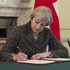 Theresa May, forsætisráðherra Bretlands, undirritar bréf sitt til Donalds Tusk, forseta Evrópuráðsins, í Downingstræti 10 á þriðjudag.