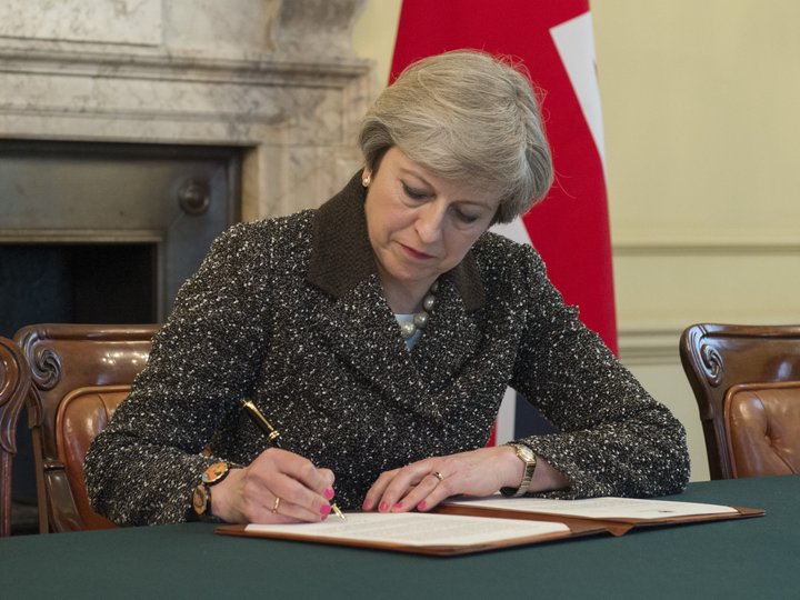 Theresa May, forsætisráðherra Bretlands, undirritar bréf sitt til Donalds Tusk, forseta Evrópuráðsins, í Downingstræti 10 á þriðjudag.