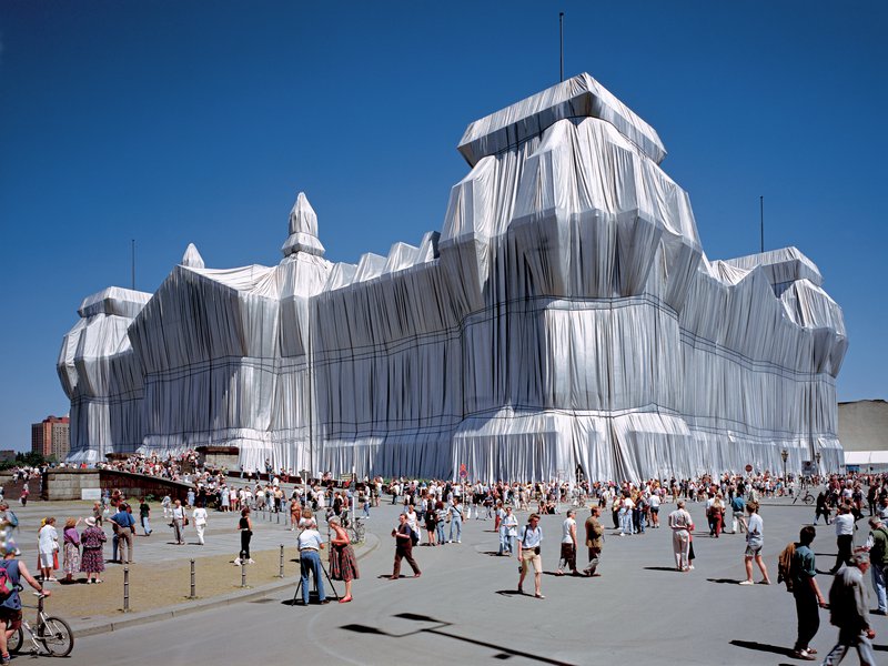 Eitt þekktasta verkefni Christo og Jeanne-Claude, Reichstag innpakkað. Mynd: Wolfgang Volz © 1995 Christo and Jeanne-Claude Foundation