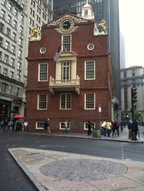 Minningarreitur er fyrir framan Old State House í Boston, þar sem breskir hermenn skutu á hóp mótmælenda og drápu fimm manns fyrir réttum 247 árum síðan.