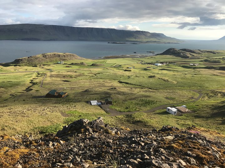 Horft niður í Hvalfjörð frá Brekkukambi í Hvalfjarðarsveit. Á fjallinu stendur til að byggja vindorkuver.