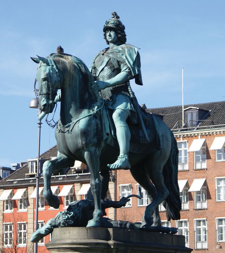 Christian-V-statue-Kongens-Nytorv-Copenhagen.jpg