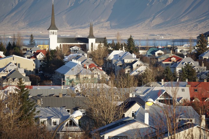 Húsnæðiskostnaður er stærsti áhrifaþátturinn í hækkun verðbólgunnar á milli mánaða, en án húsnæðisliðsins mælist verðbólga nú 6,5 prósent.