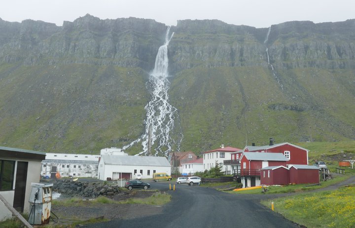 Strandavegur liggur nú milli hótelsins í Djúpavík og sjávar. Áformað er að færa hann ofan byggðarinnar.