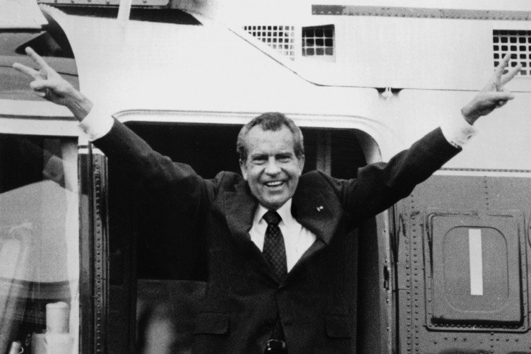 Richard Nixon sagðist ekki vera neinn bófi, en þrátt fyrir meint sakleysi sagði hann samt af sér, sigri hrósandi. Skrítin afstaða þar.