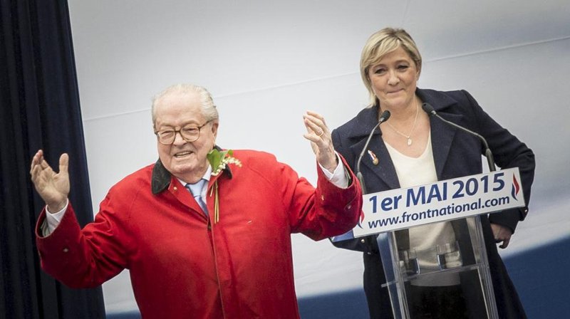 Le Pen flytur framboðsræðu.