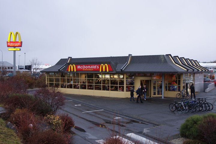 McDonald's á Íslandi lokaði árið 2009.