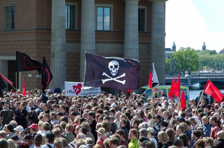 Mynttorget._Stockholm_during_the_June_3._2006_pro.piracy_protest.jpg