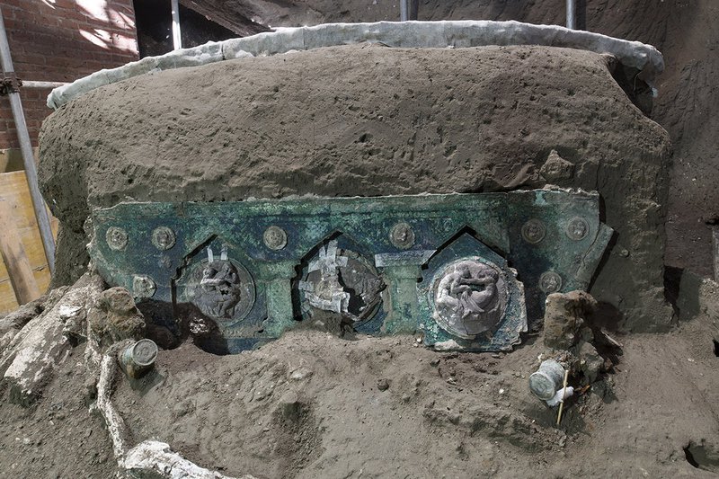 Þessi hátíðarvagn fannst fyrir skömmu í Pompei.  Hefur verið dreginn af þremur hestum. Mynd: Parco archeologico di Pompei.
