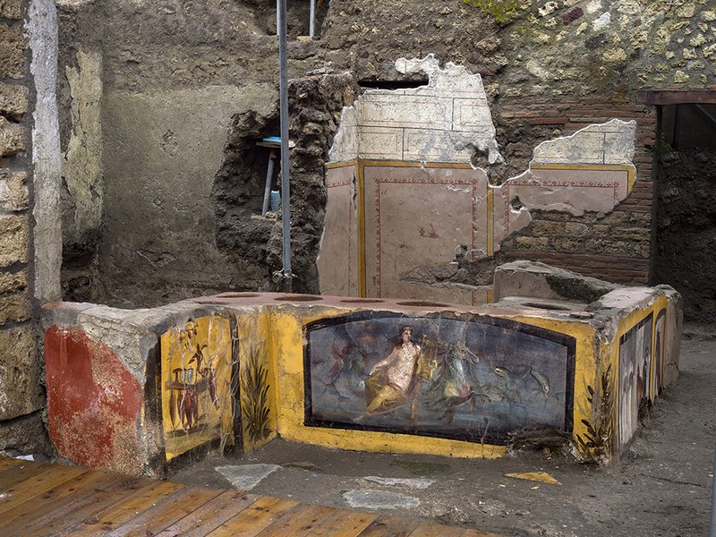 Hér sést hluti innréttinga á skyndibitastað í Pompei. Mikið lagt í skreytingarnar. Mynd: Parco archeologico di Pompei.