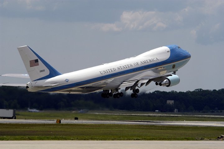 US_Navy_050521.N.0295M.026_Air_Force_One_takes_off_from_Andrews_Air_Force_Base._Md._during_the_2005_Joint_Service_Open_House.jpg