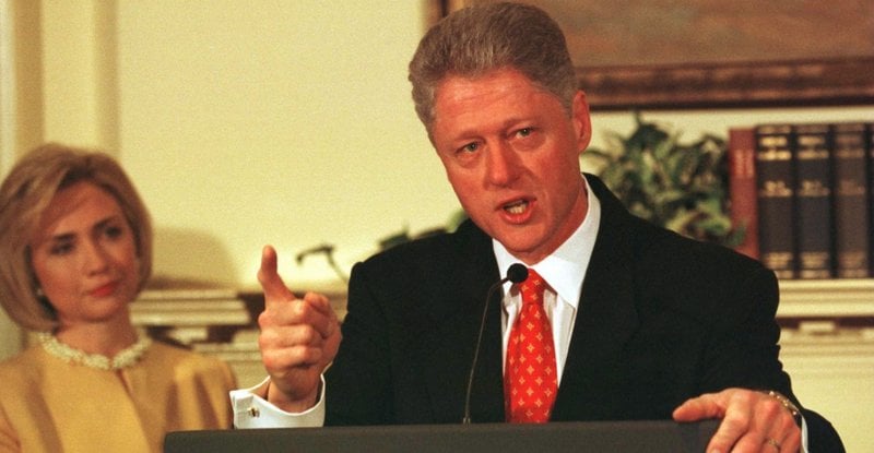 Bill Clinton flytur tilfinningaþrungna ræðu. Mynd: EPA: