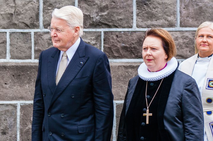 Forseti Íslands, Ólafur Ragnar Grímsson, og biskup Íslands, Agnes M. Sigurðardóttir, ganga til Dómkirkjunnar. 