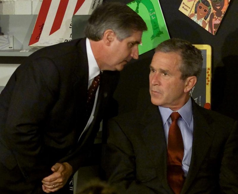 Andrew Card, starfsmannastjóri í Hvíta húsinu, upplýsir George Bush, þáverandi forseta Bandaríkjanna, um atburðina. Bush var í miðjum upplestri á barnabók í heimsókn sinni í barnaskóla í Flórída.