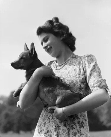 Elísabet Englandsdrottning og Susan við Windsor-kastala árið 1944. Mynd: Breska konungsfjölskyldan.